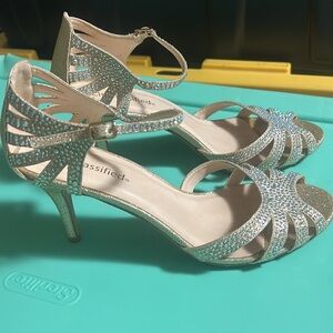 BLOWOUT SALE ⭐️ New City Classified Fancy Sexy Sparkling Gold Detail Heels 10